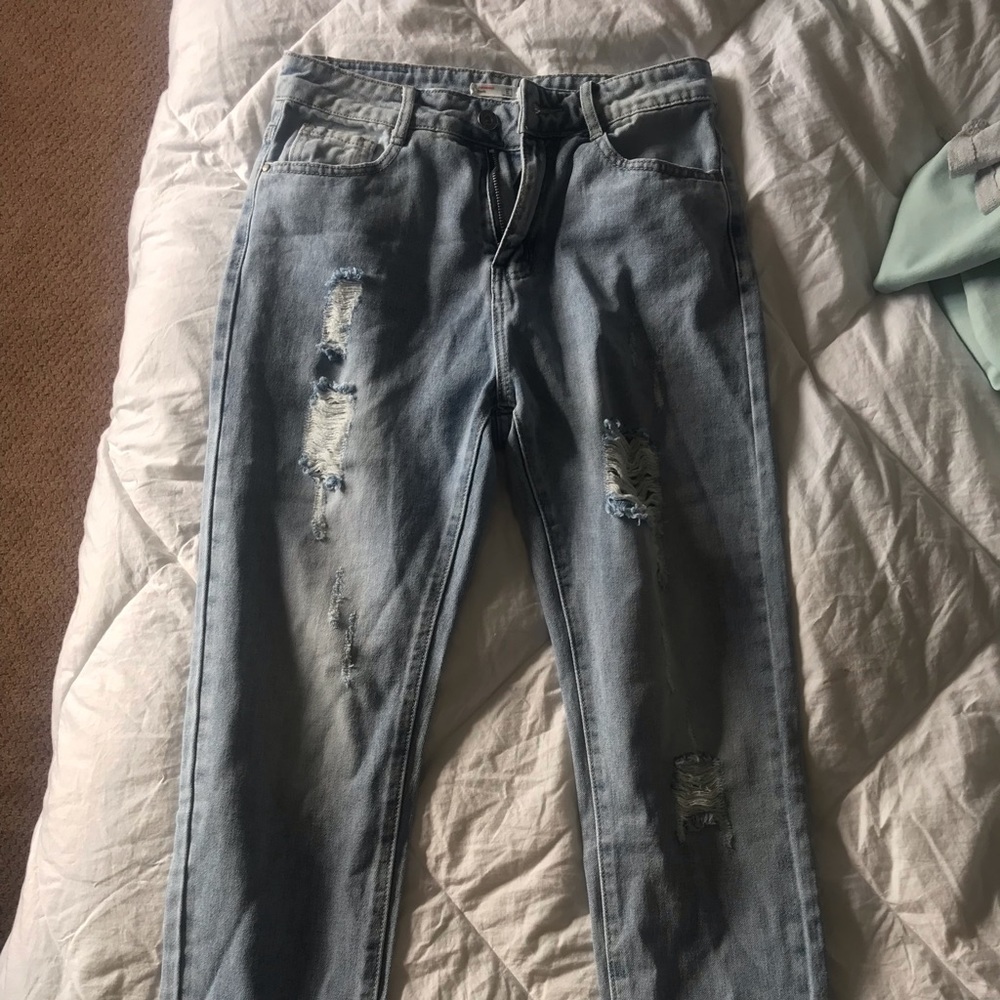 Size 2 Daisy Skinny/straight jeans with rips.